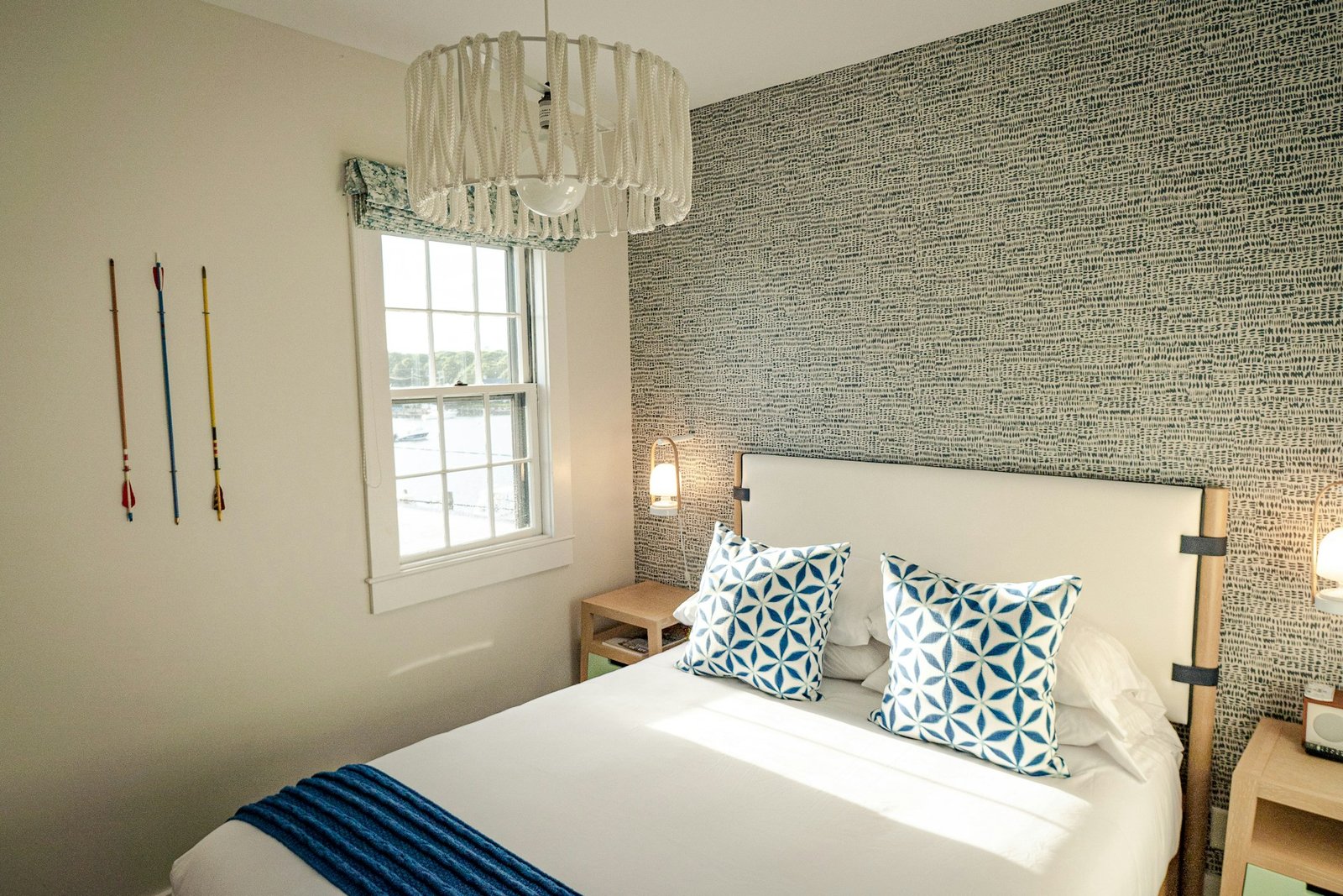 Geöffneter Fensterrahmen mit sichtbarem Metallbeschlag und Getriebe