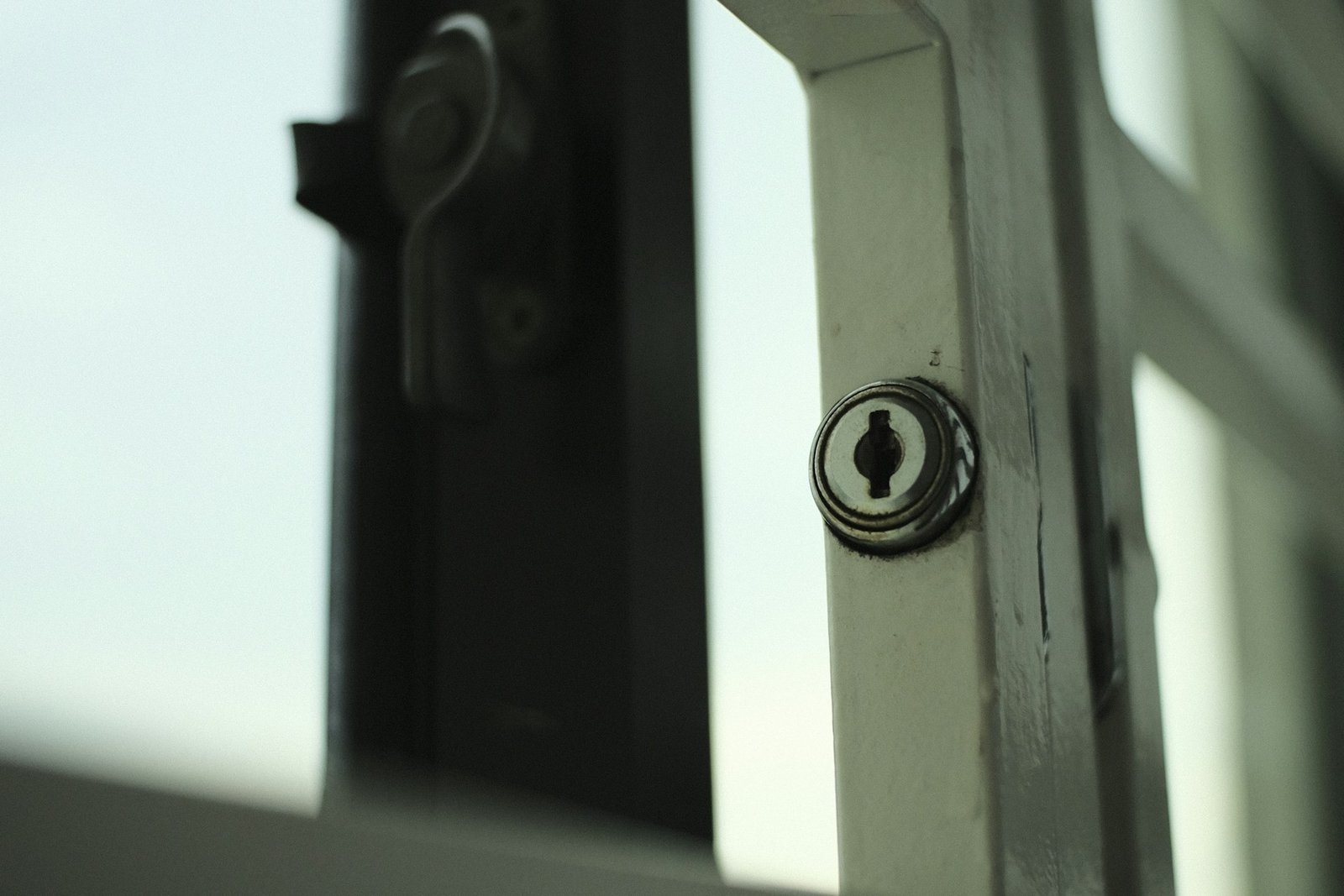 Sichtbarer Metallbeschlag mit Verriegelungselementen im geöffneten Fensterrahmen