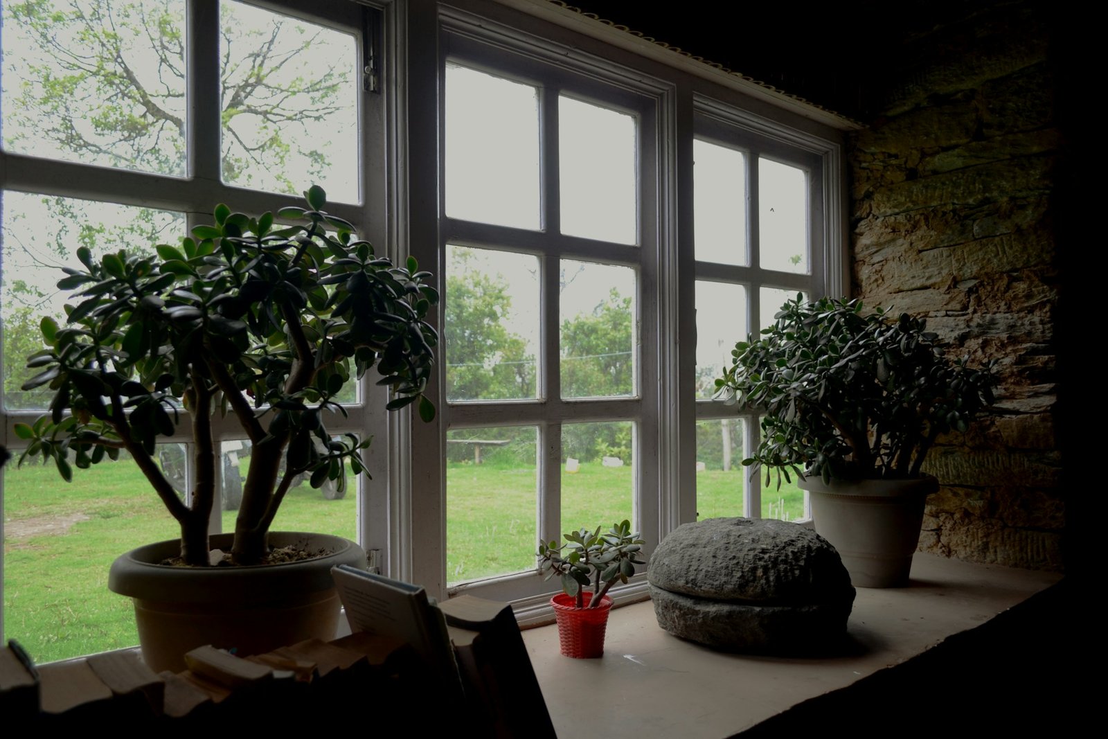 Geöffneter Fensterrahmen mit beschädigtem Metallbeschlag an der Seite