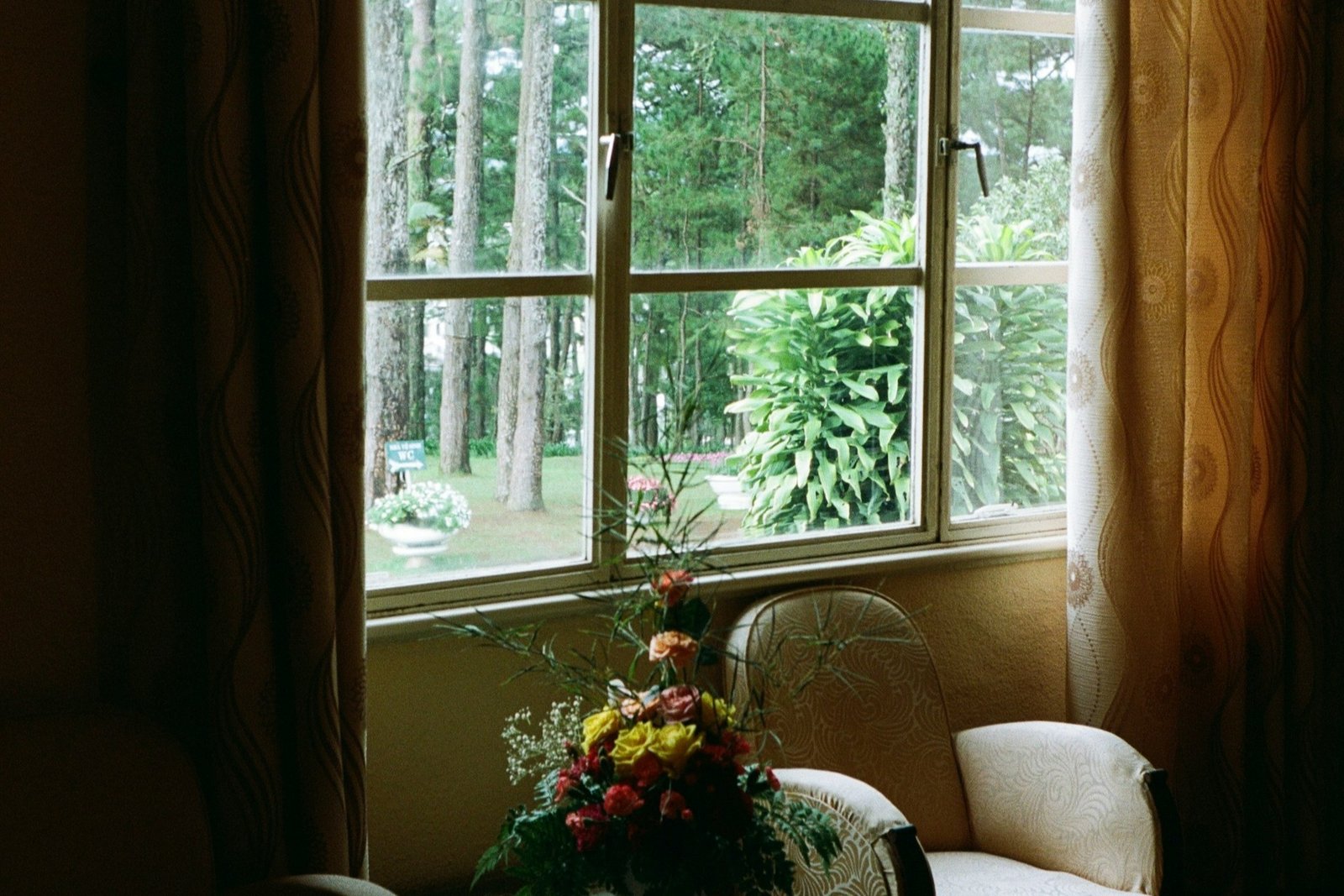 Zwei unterschiedliche Fenstergriffe liegen nebeneinander auf einem Tisch
