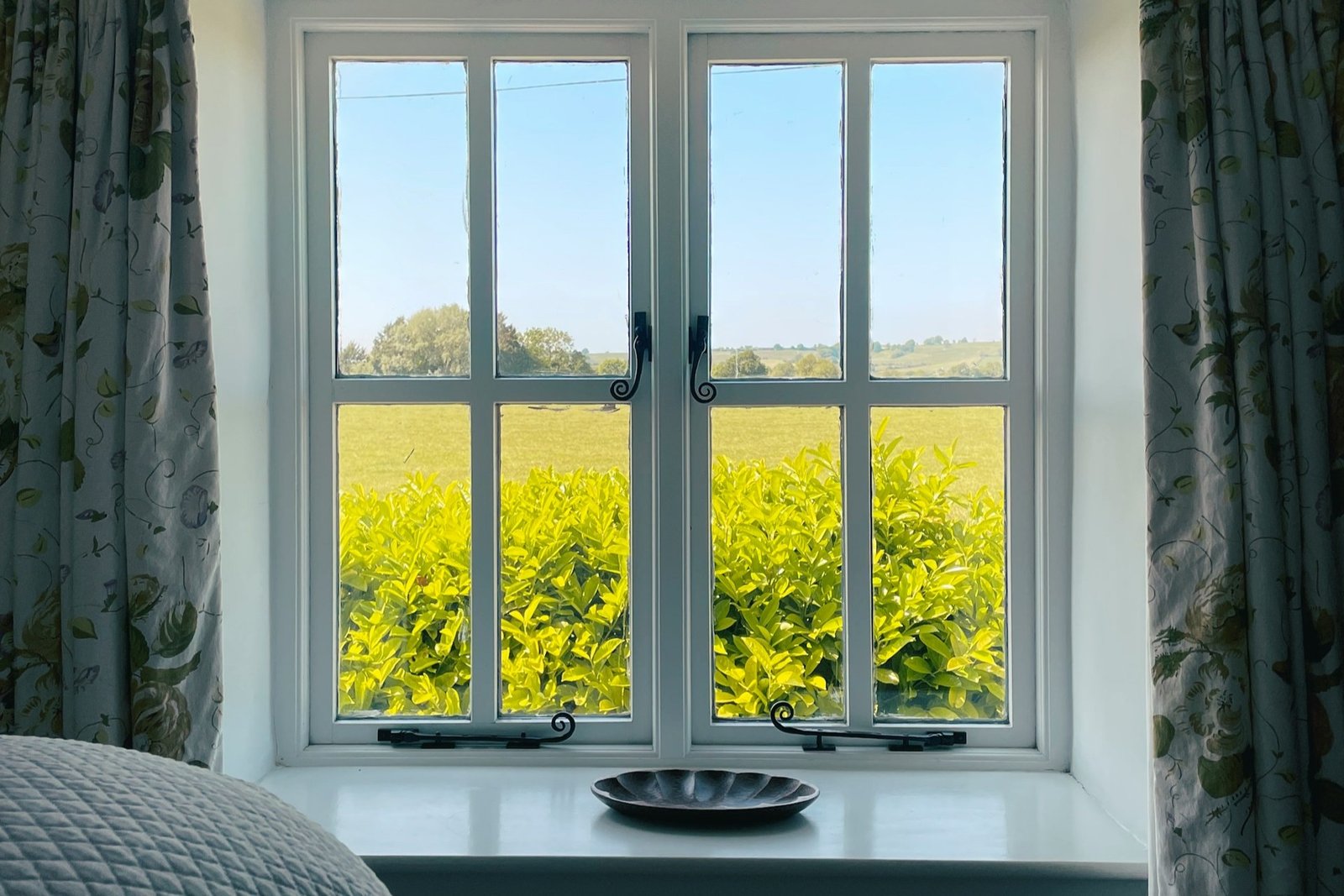 Fenstergriff steht schräg zwischen zwei Positionen am geschlossenen Fenster