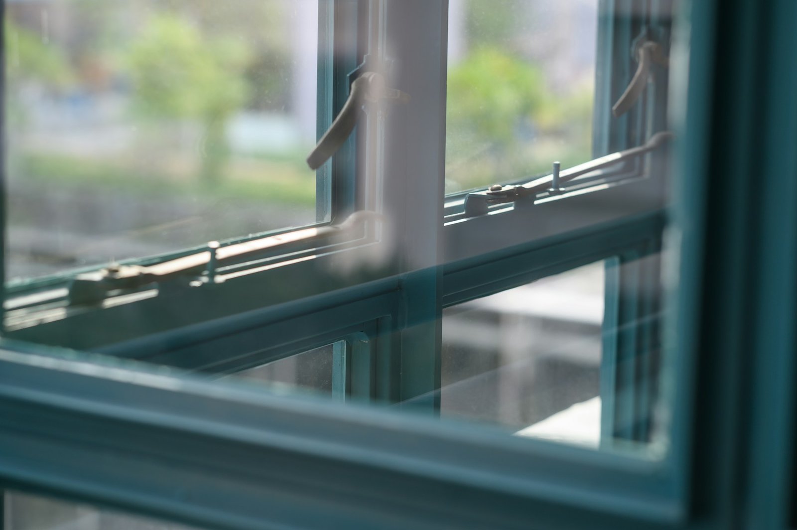 Fenstergriff an einem geschlossenen Fenster, der locker wirkt