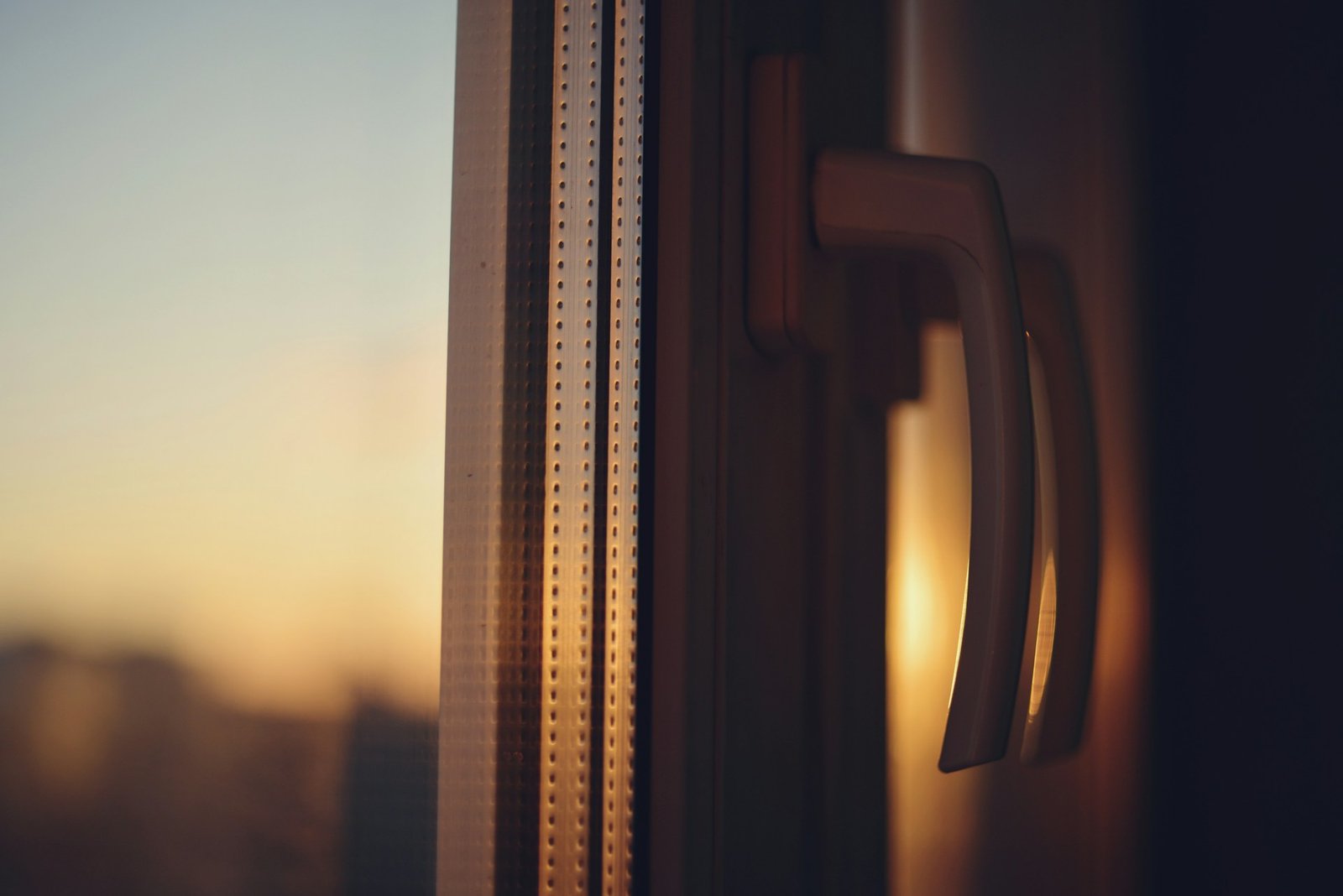 Lockerer Fenstergriff am Fenster