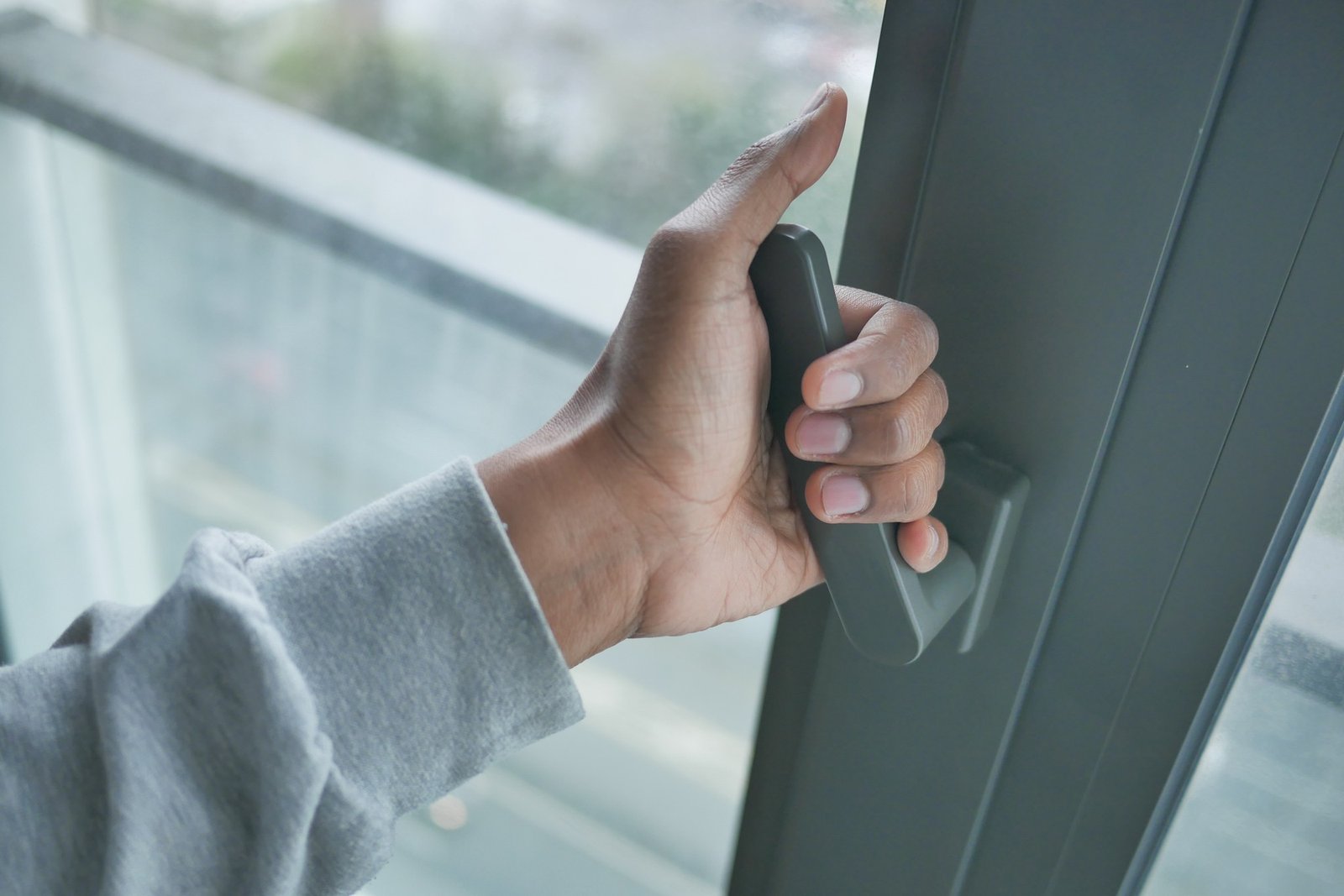 Blockierter Fenstergriff kurz vor dem Durchdrehen