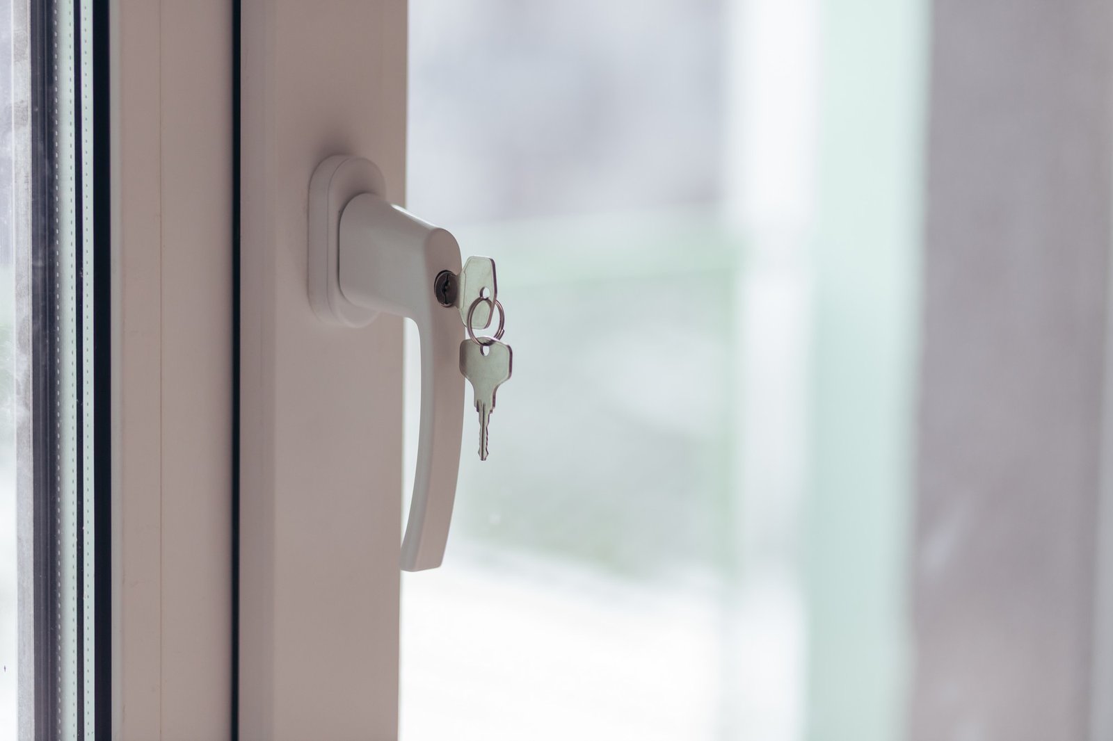 Defekter Schließmechanismus an einem Fenster von innen sichtbar